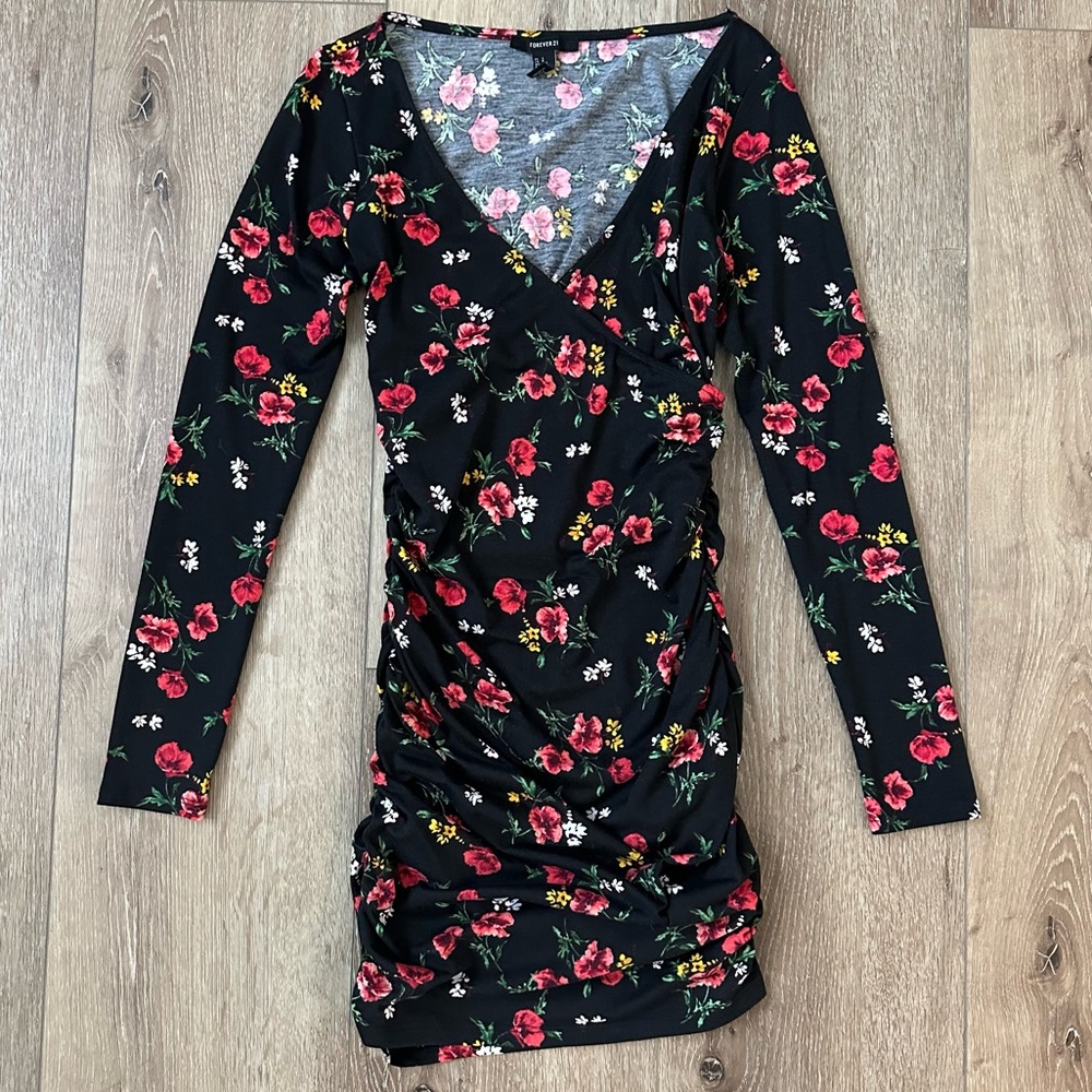 NWOT FOREVER 21 Floral Black Mini Dress Ruched Women’s Small